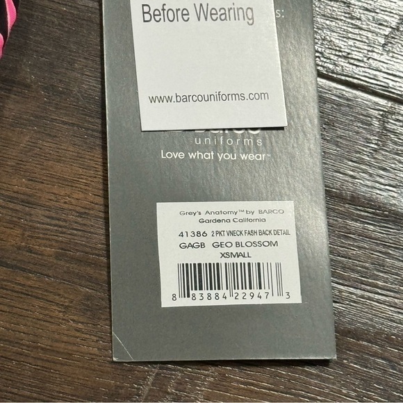 Grey’s Anatomy Geo Blossom Scrub Top Size XS Women - Picture 7 of 9